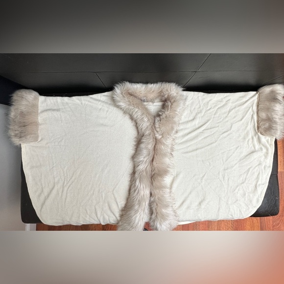 Dolce Cabo Cream Faux Fur Trim Poncho One Size - Picture 9 of 12